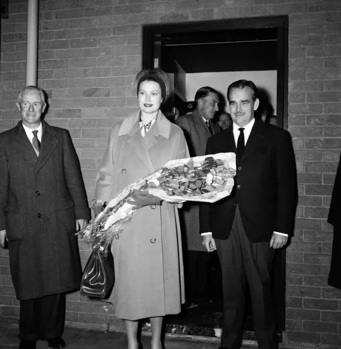 Framed Print : Prince Rainier III and Princess Grace of Monaco arriving in London to do some Christmas Framed Print : Prince Rainier III and Princess Grace of Monaco arriving in London to do some Christmas