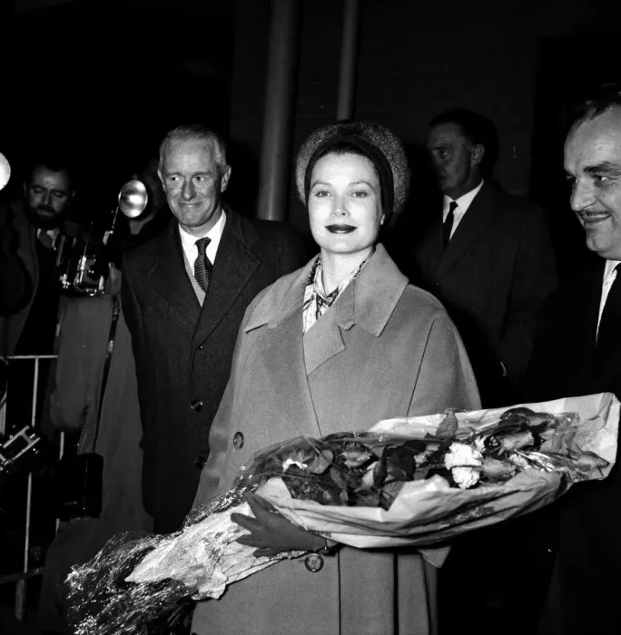 Framed Print : Prince Rainier III and Princess Grace of Monaco arriving in London to do some Christmas Framed Print : Prince Rainier III and Princess Grace of Monaco arriving in London to do some Christmas
