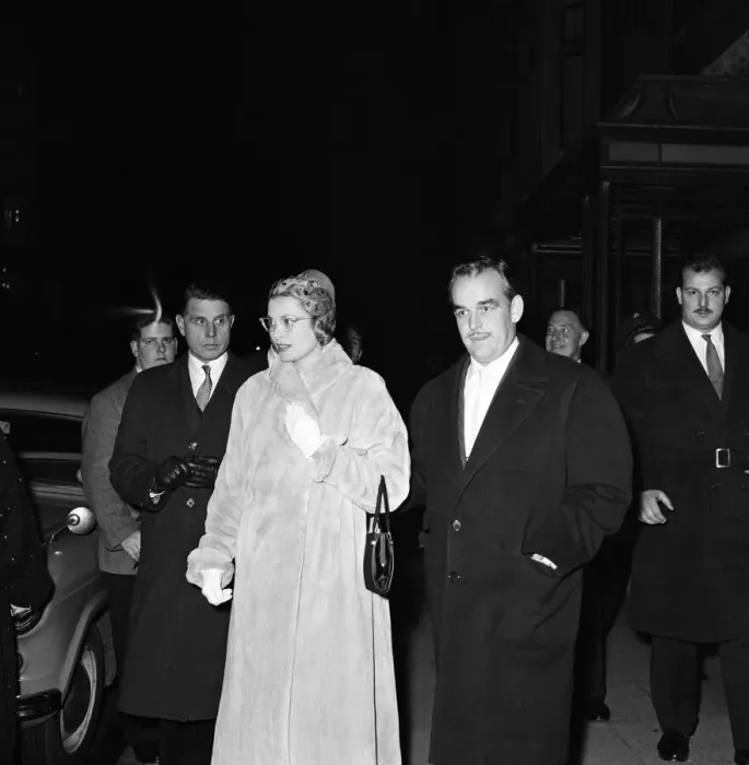 Framed Print : Prince Rainier and Princess Grace of Monaco do some window shopping in Bond Street Framed Print : Prince Rainier and Princess Grace of Monaco do some window shopping in Bond Street
