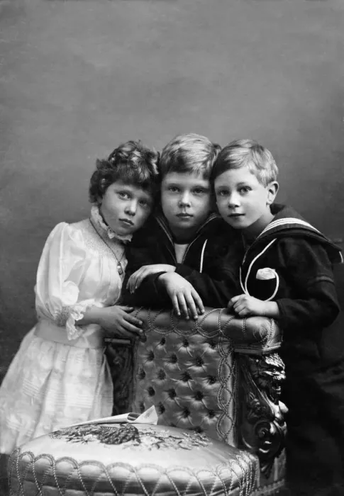 Framed Print : Prince of Wales with Prince Albert and Princess Mary pose for a portrait