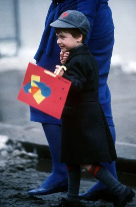 Framed Print : Prince William arriving at his first day at school
