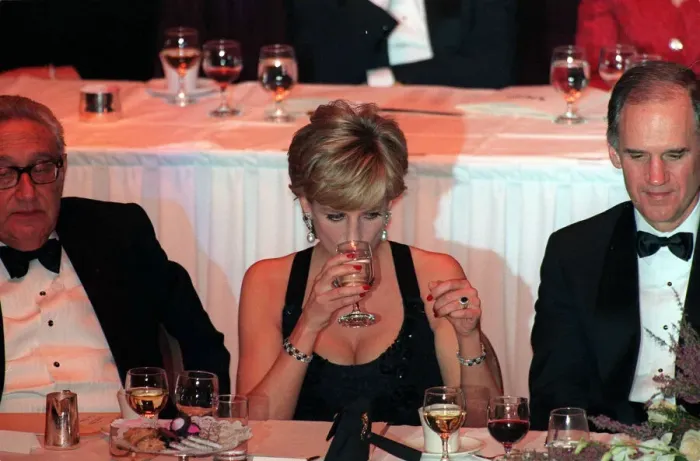 Framed Print : PRINCESS DIANA ALONGSIDE HENRY KISSINGER AT A HUMANITARIAN AWARDS DINNER IN NEW YORK - 14 Framed Print : PRINCESS DIANA ALONGSIDE HENRY KISSINGER AT A HUMANITARIAN AWARDS DINNER IN NEW YORK - 14