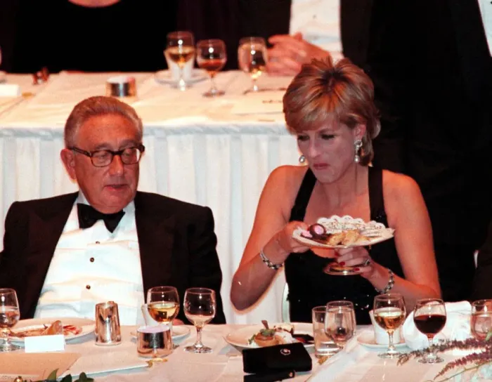 Framed Print : PRINCESS DIANA ALONGSIDE HENRY KISSINGER AT A HUMANITARIAN AWARDS DINNER IN NEW YORK Framed Print : PRINCESS DIANA ALONGSIDE HENRY KISSINGER AT A HUMANITARIAN AWARDS DINNER IN NEW YORK