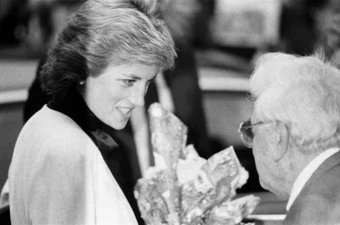 Framed Print : Princess Diana, arrives to officially open Acorns Childrens Hospice Framed Print : Princess Diana, arrives to officially open Acorns Childrens Hospice
