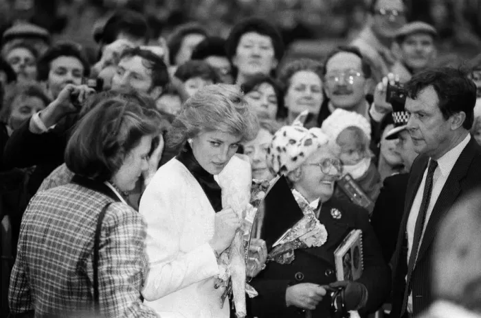 Framed Print : Princess Diana, arrives to officially open Acorns Childrens Hospice Framed Print : Princess Diana, arrives to officially open Acorns Childrens Hospice