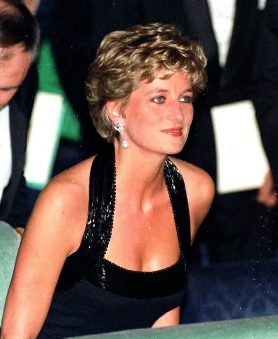 Framed Print : Princess Diana arrives for a UNESCO charity dinner at the Palace of Versailles near Paris