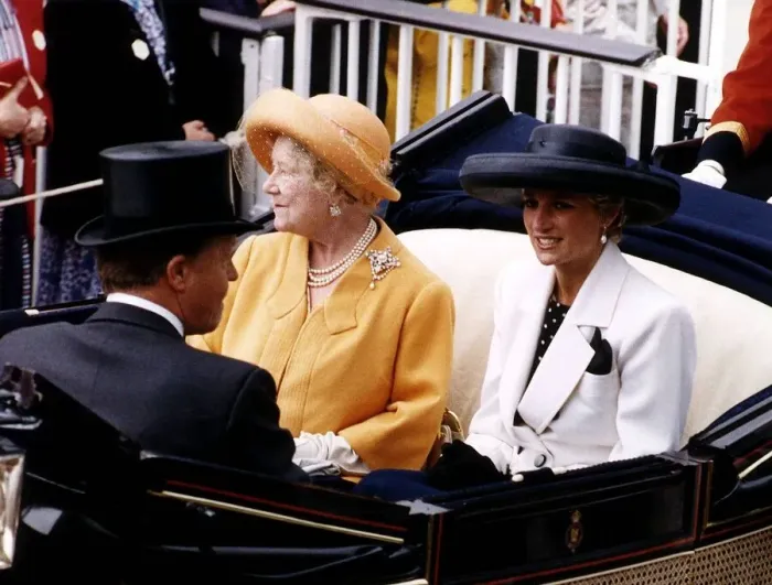 Framed Print : Princess Diana arriving at Ascot with the Queen Mother in an open carriage Framed Print : Princess Diana arriving at Ascot with the Queen Mother in an open carriage