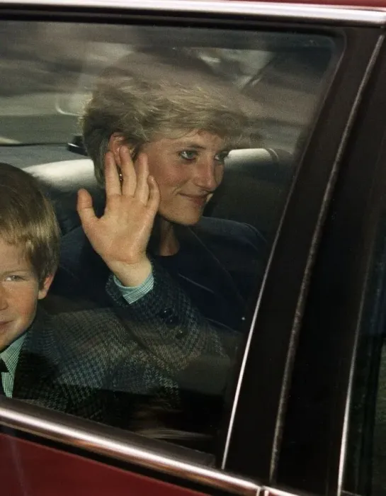 Framed Print : Princess Diana arriving back at Kensington Palace from Balmoral with her son Prince Harry Framed Print : Princess Diana arriving back at Kensington Palace from Balmoral with her son Prince Harry