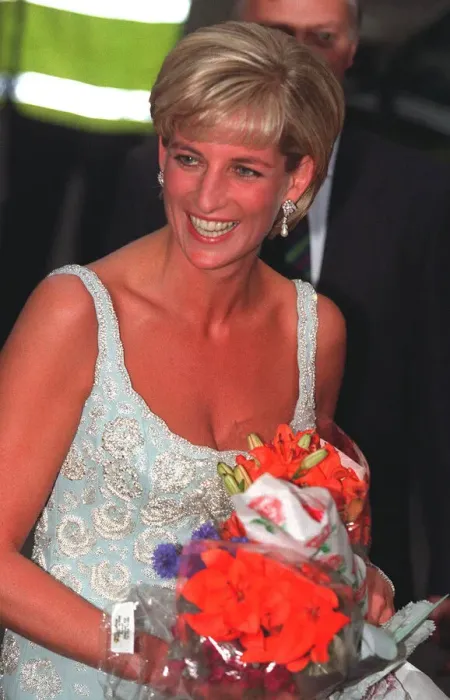 Framed Print : PRINCESS DIANA AT CHRISTIES DRESS VIEWING 01 / 06 / 1997 Framed Print : PRINCESS DIANA AT CHRISTIES DRESS VIEWING 01 / 06 / 1997