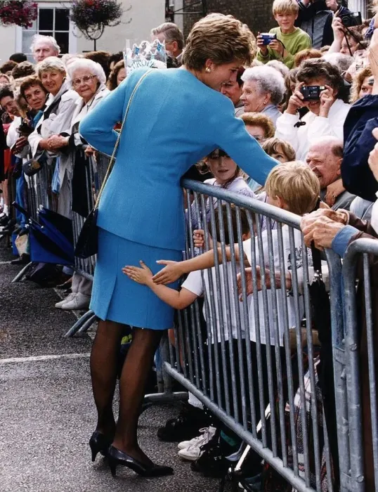 Framed Print : Princess Diana with the crowd after visiting Bury St Edmunds Framed Print : Princess Diana with the crowd after visiting Bury St Edmunds