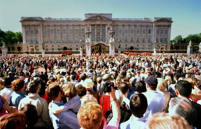 Framed Print : Princess Diana Death 31 August 1997 Crowd outside the gates of Buckingham Palace London