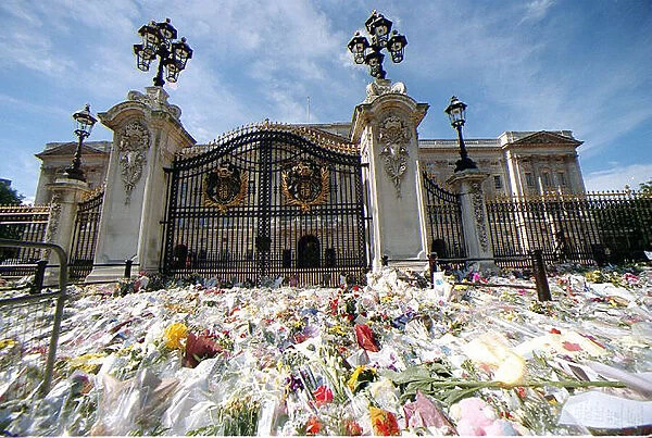 Princess Diana Death 31 August 1997 Floral tributes laid outside the gates to