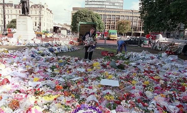 Princess Diana Death 31 August 1997 Flowers being removed from George Square Glasgow