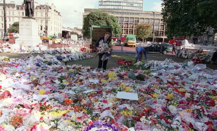 Framed Print : Princess Diana Death 31 August 1997 Flowers being removed from George Square Glasgow Framed Print : Princess Diana Death 31 August 1997 Flowers being removed from George Square Glasgow