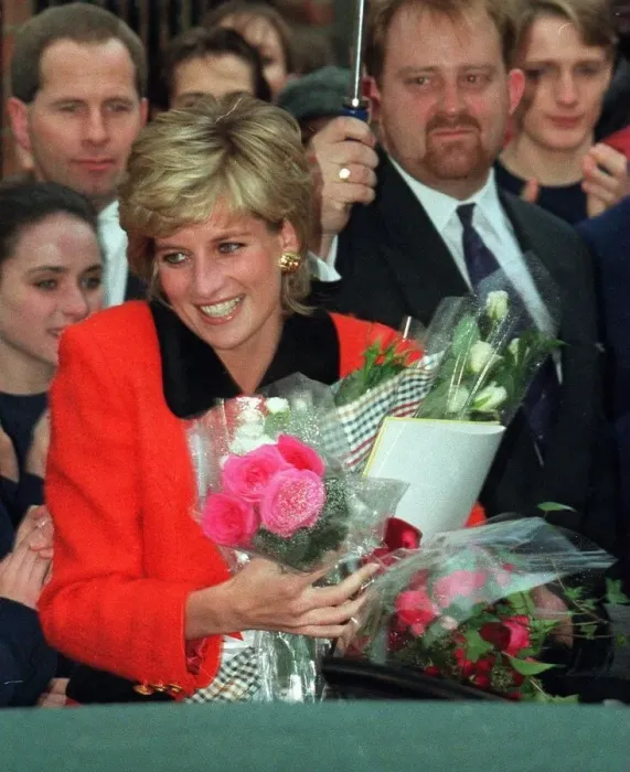 Framed Print : Princess Diana has fits of laughter during a visit to the English National Ballet School Framed Print : Princess Diana has fits of laughter during a visit to the English National Ballet School