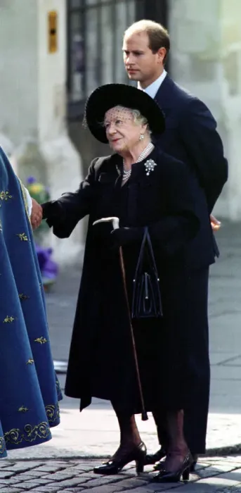 Framed Print : Princess Diana Funeral, 6 September 1997 The Queen Mother shakes the hand of Framed Print : Princess Diana Funeral, 6 September 1997 The Queen Mother shakes the hand of