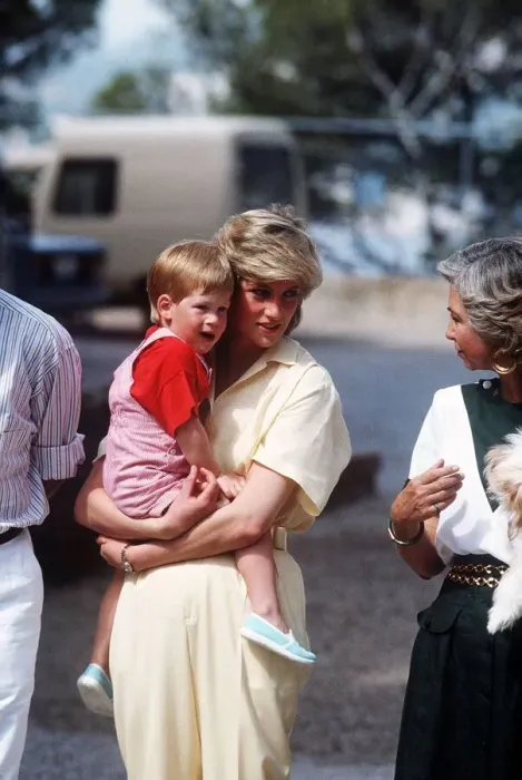 Framed Print : Princess Diana holds her young son Prince Harry on holiday in Majorca, Spain