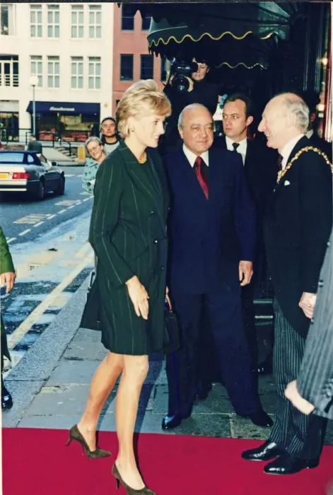 Framed Print : Princess Diana, HRH The Princess of Wales, meets Mr Mohamed Al Fayed at Harrods for a Framed Print : Princess Diana, HRH The Princess of Wales, meets Mr Mohamed Al Fayed at Harrods for a