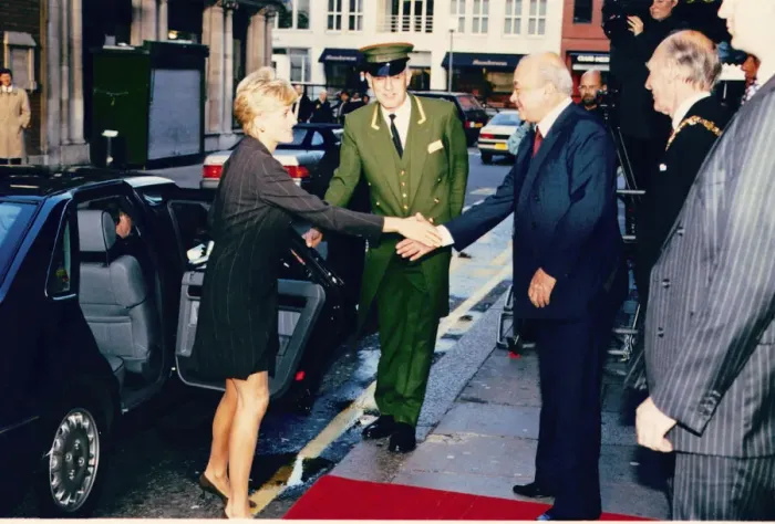 Framed Print : Princess Diana, HRH The Princess of Wales, meets Mr Mohamed Al Fayed at Harrods for a Framed Print : Princess Diana, HRH The Princess of Wales, meets Mr Mohamed Al Fayed at Harrods for a