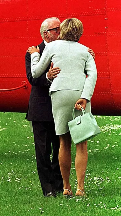 Framed Print : Princess Diana is kissed by Sir Richard Attenborough as she leaves Leicester University Framed Print : Princess Diana is kissed by Sir Richard Attenborough as she leaves Leicester University