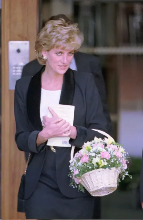 Framed Print : Princess Diana leaves Broadmoor Hospital in Crowthorne, Berkshire after opening Framed Print : Princess Diana leaves Broadmoor Hospital in Crowthorne, Berkshire after opening