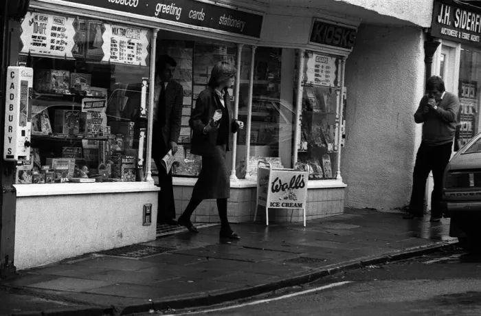 Framed Print : Princess Diana leaves a sweet shop in Tetbury, Gloucestershire. 23rd November 1981 Framed Print : Princess Diana leaves a sweet shop in Tetbury, Gloucestershire. 23rd November 1981