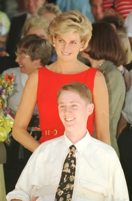 Framed Print : Princess Diana meets 18 year old Ben Robinson at a rehabilitation centre in Ryde Framed Print : Princess Diana meets 18 year old Ben Robinson at a rehabilitation centre in Ryde