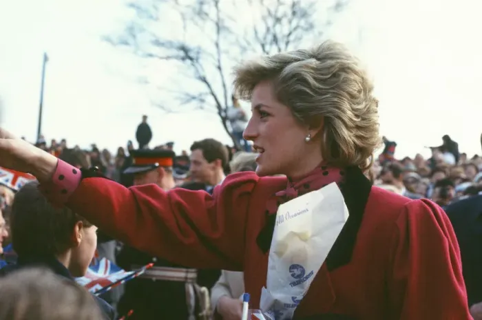 Framed Print : Princess Diana meets and greets the people of Walsall, West Midlands Framed Print : Princess Diana meets and greets the people of Walsall, West Midlands