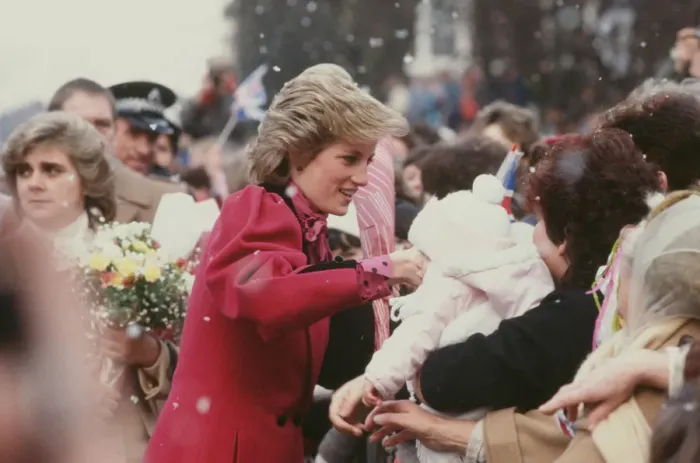 Framed Print : Princess Diana meets and greets the people of Walsall, West Midlands Framed Print : Princess Diana meets and greets the people of Walsall, West Midlands