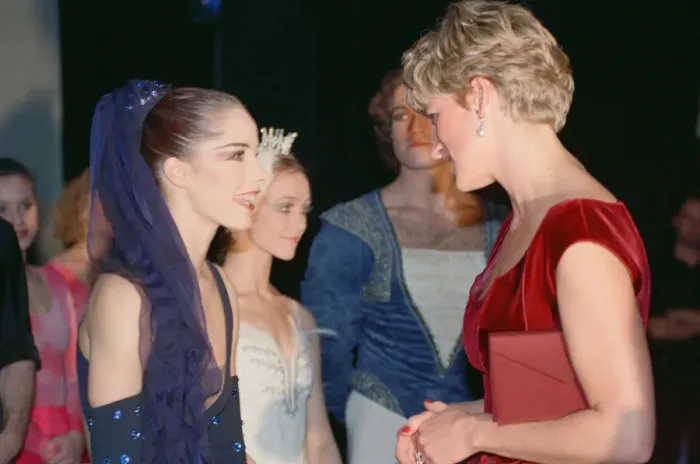 Framed Print : Princess Diana meets the young star ballerina Darcey Bussell (22 years old
