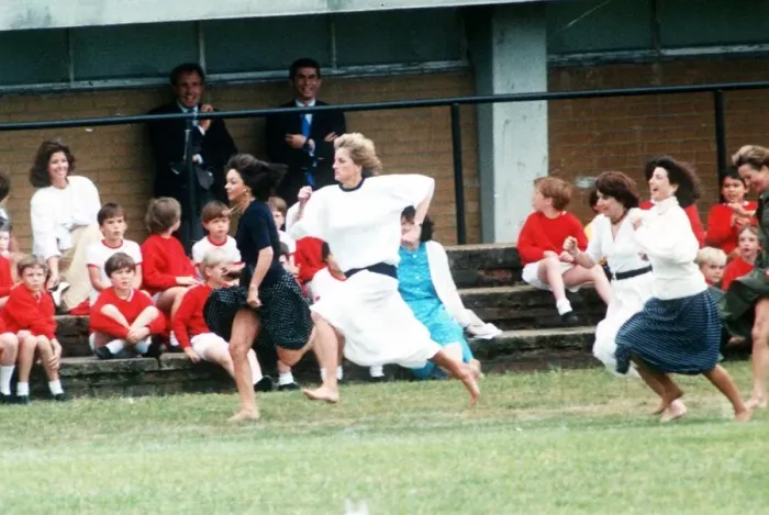 Framed Print : Princess Diana in the mums race at Prince Williams Sports Day. 27th June 1989 Framed Print : Princess Diana in the mums race at Prince Williams Sports Day. 27th June 1989