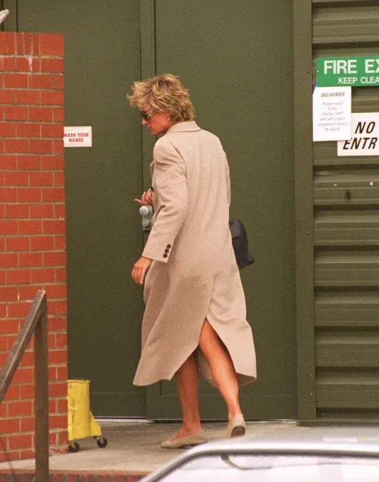 Framed Print : Princess Diana outside The Harbour Club watched by reporters with eagle eyes after her Framed Print : Princess Diana outside The Harbour Club watched by reporters with eagle eyes after her