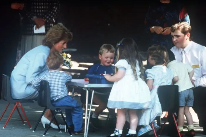 Framed Print : Princess Diana pictured with nursery school children during a visit to the Barnardo