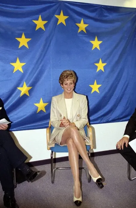 Framed Print : Princess Diana poses beneath the flag of the European Community in Brussels Framed Print : Princess Diana poses beneath the flag of the European Community in Brussels