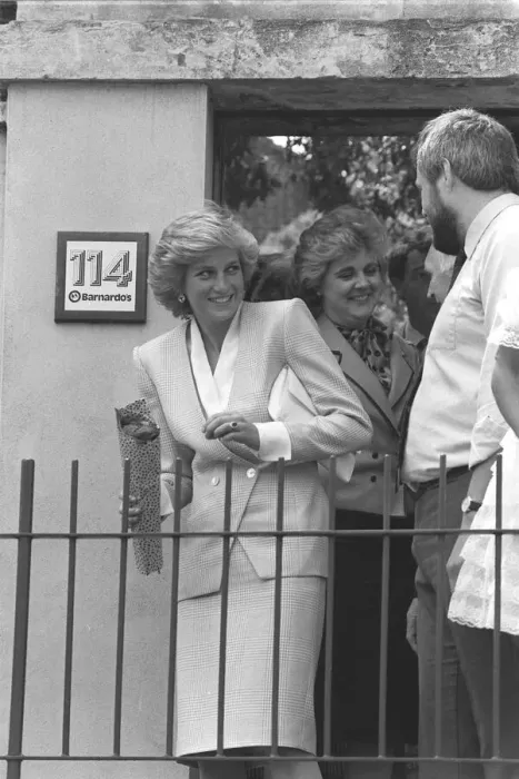 Framed Print : Princess Diana, President, Barnardo s, visits the Fulford Family Centre