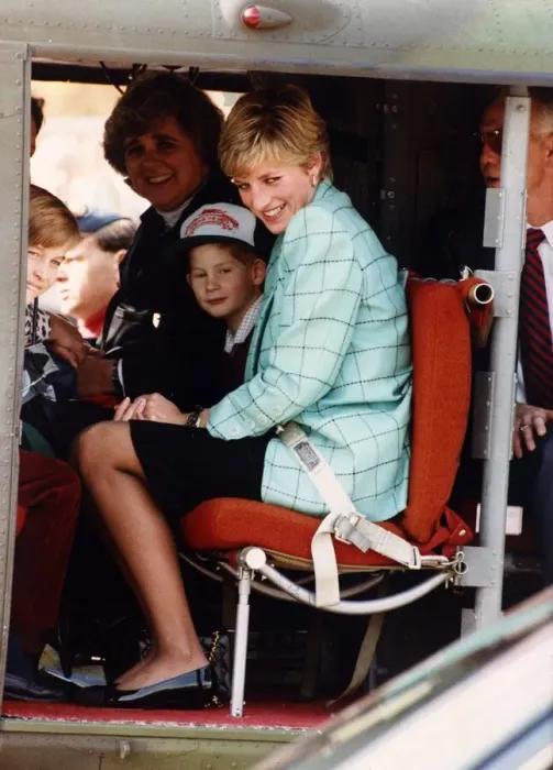 Framed Print : Princess Diana with Prince Harry and William board a Candian military helicopter after Framed Print : Princess Diana with Prince Harry and William board a Candian military helicopter after