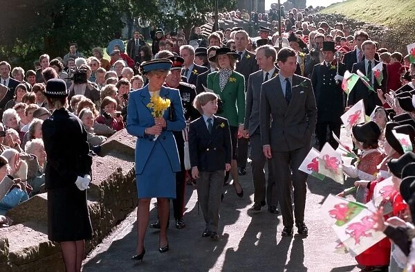 PRINCESS DIANA, PRINCE WILLIAM AND PRINCE CHARLES WALKING THROUGH CROWDS OF FANS AS THEY