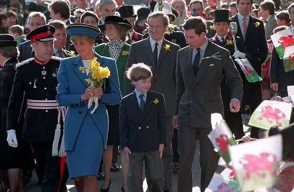PRINCESS DIANA, PRINCE WILLIAM AND PRINCE CHARLES WALKING THROUGH CROWDS OF FANS AS THEY