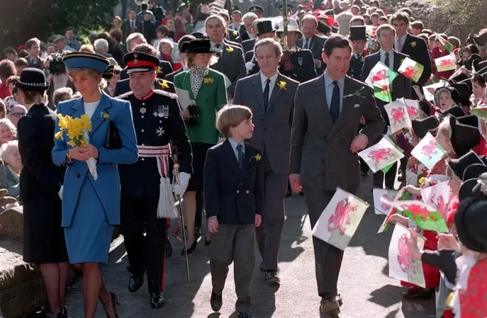 Framed Print : PRINCESS DIANA, PRINCE WILLIAM AND PRINCE CHARLES WALKING THROUGH CROWDS OF FANS AS THEY Framed Print : PRINCESS DIANA, PRINCE WILLIAM AND PRINCE CHARLES WALKING THROUGH CROWDS OF FANS AS THEY