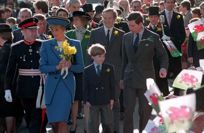 Framed Print : PRINCESS DIANA, PRINCE WILLIAM AND PRINCE CHARLES WALKING THROUGH CROWDS OF FANS AS THEY Framed Print : PRINCESS DIANA, PRINCE WILLIAM AND PRINCE CHARLES WALKING THROUGH CROWDS OF FANS AS THEY