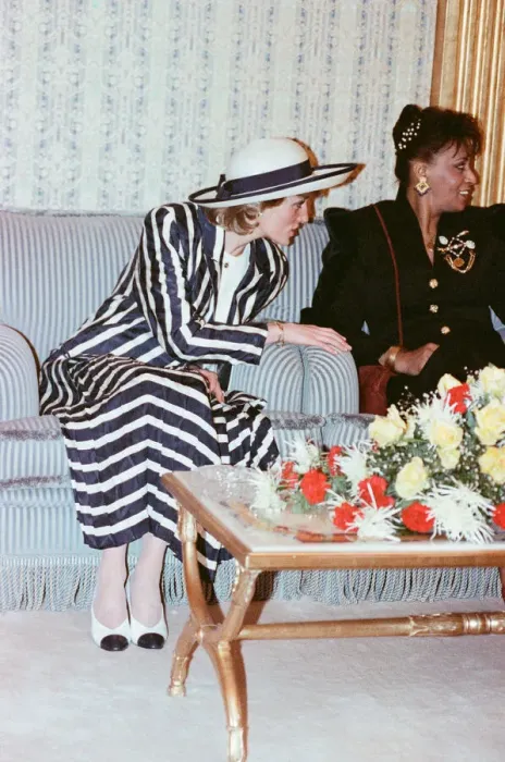 Framed Print : Princess Diana with Princess Mariam upon her arrival at the airport in Kuwait Framed Print : Princess Diana with Princess Mariam upon her arrival at the airport in Kuwait
