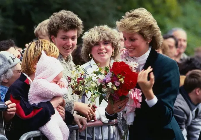 Framed Print : Princess Diana, Princess of Wales, meeting the crowds on a visit to Dundee, Scotland Framed Print : Princess Diana, Princess of Wales, meeting the crowds on a visit to Dundee, Scotland