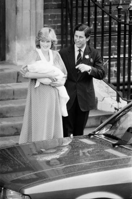 Framed Print : Princess Diana, the Princess of Wales holds her newborn baby son William with husband Framed Print : Princess Diana, the Princess of Wales holds her newborn baby son William with husband