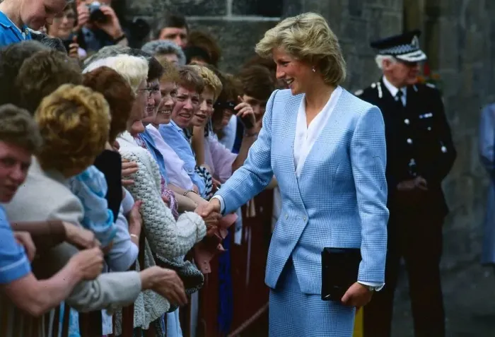 Framed Print : Princess Diana Princess of Wales meeting OAP Freda Lochrie on a vist to Glasgow
