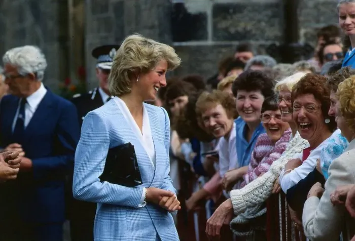 Framed Print : Princess Diana Princess of Wales meeting OAP Freda Lochrie on a vist to Glasgow Scotland