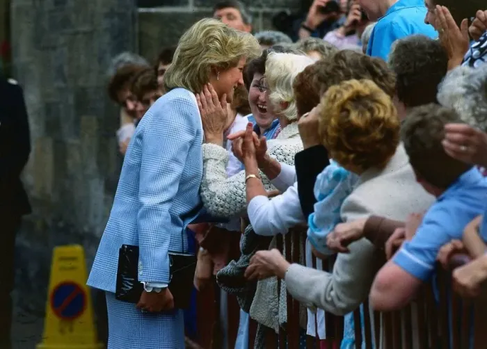 Framed Print : Princess Diana Princess of Wales meeting OAP Freda Lochrie on a vist to Glasgow Scotland
