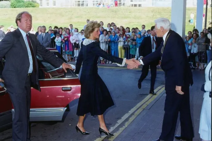 Framed Print : Princess Diana, Princess of Wales shaking hands while visiting Aberdeen, Scotland