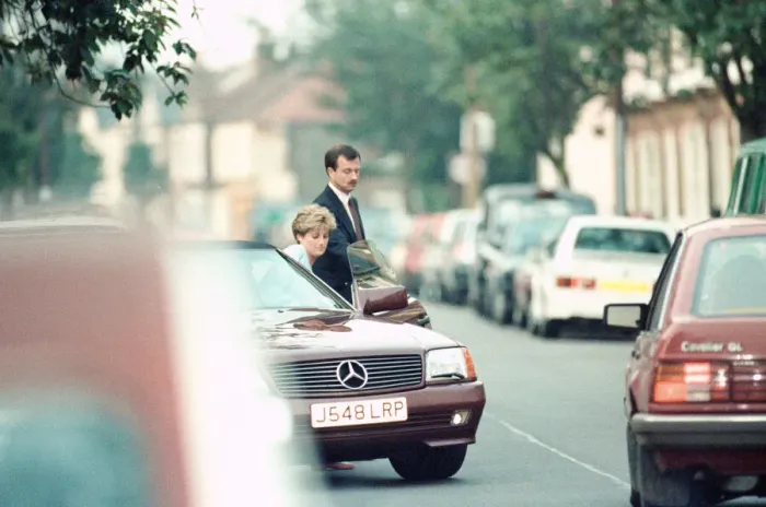 Framed Print : Princess Diana returns to car after visiting friend Carolyn Bartholmew, former flatmate Framed Print : Princess Diana returns to car after visiting friend Carolyn Bartholmew, former flatmate