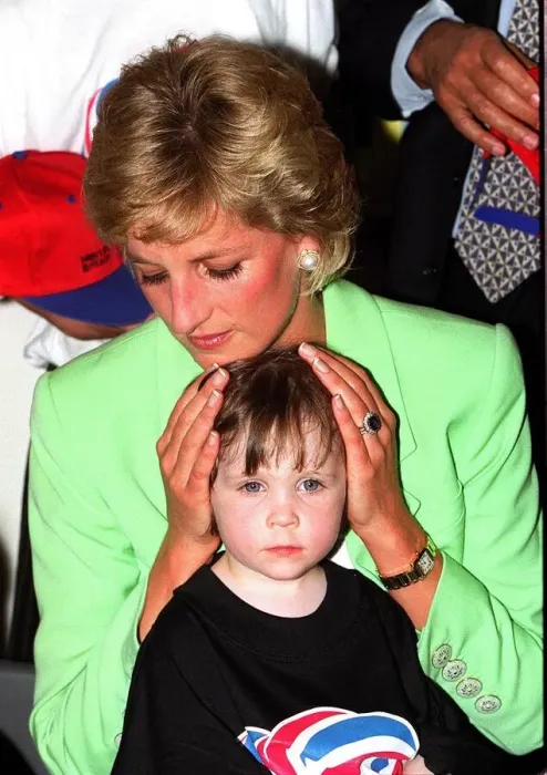 Framed Print : Princess Diana sitting with Caitlin Hines on her lap during a visit to a children Framed Print : Princess Diana sitting with Caitlin Hines on her lap during a visit to a children