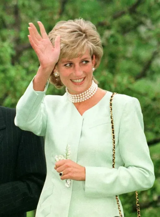 Framed Print : Princess Diana smiles and waves to the students of Northwestern University in Evanston Framed Print : Princess Diana smiles and waves to the students of Northwestern University in Evanston